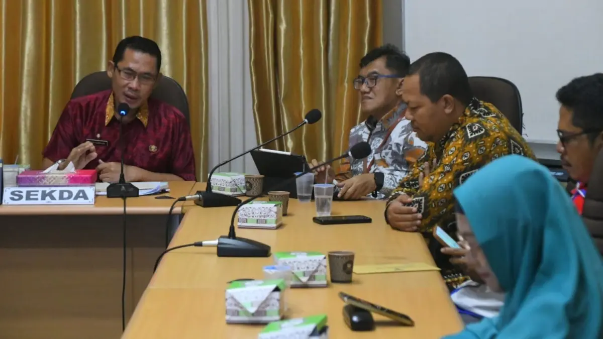 Rapat Tim Pengendalian Inflasi Daerah (TPID) guna memastikan ketersediaan stok bahan bakar minyak (BBM), LPG.  (PROKOPIM KKU)
