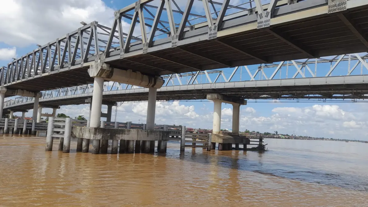 Seorang pria diduga tenggelam akibat jatuh dari duplikasi Jembatan Kapuas 1 Pontianak pada Sabtu (23/5). (CHAIRUNNISYA/PONTIANAK POST)