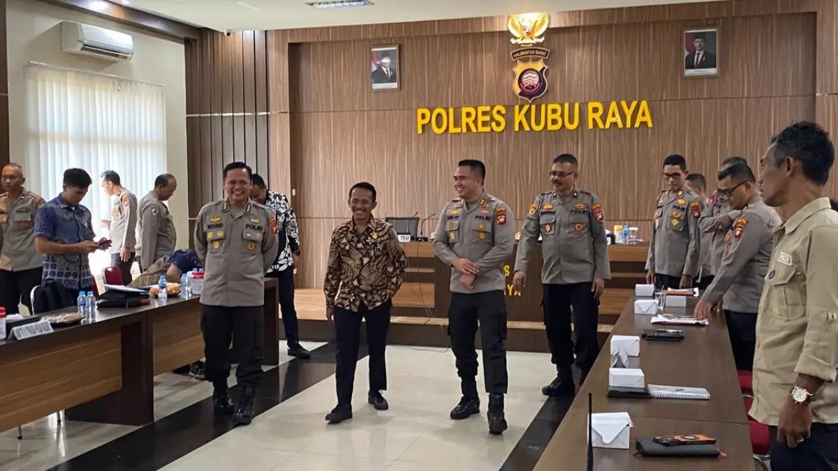 Tim Kompolnas disambut AKM Tk III Itwasda Polda Kalbar Kombes Pol Abdul Rosid bersama Kapolres Kubu Raya, Kadek Ary Mahardika dan jajaran pejabat utama Polres Kubu Raya.
(ISTIMEWA)