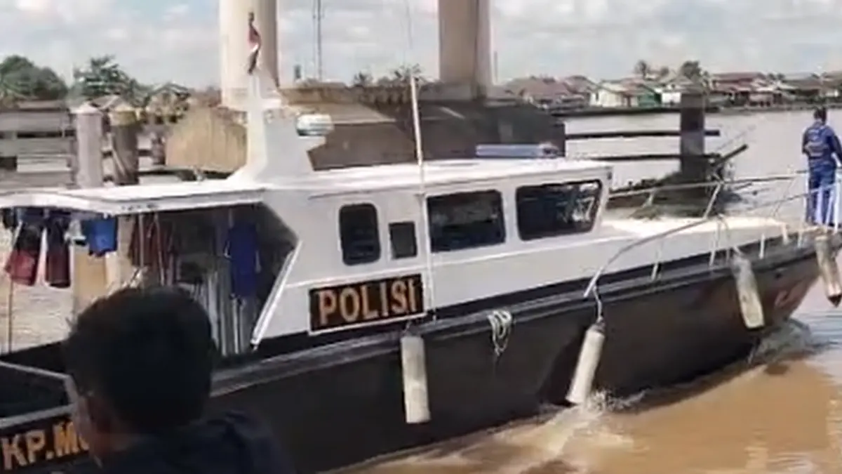 Upaya pencarian korban yang diduga terjatuh dari duplikasi Jembatan Kapuas I Kota Pontianak pada Sabtu (23/5). (WANDI/PONTIANAK POST)