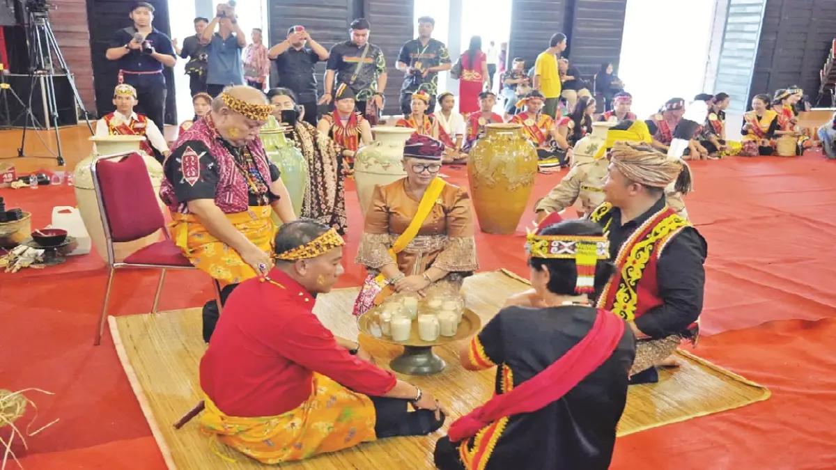 Wagub Kalbar, Krisantus Kurniawan, menghadiri prosesi ritual adat Makan Beradat sekaligus penerimaan gelar adat Cendaga Bandar Bicara Tuah Benua dari masyarakat adat Kabupaten Ketapang yang menjadi salah satu rangkaian utama Pekan Gawai Dayak (PGD) ke-40 di Rumah Radakng Pontianak. (Adpim Pemprov Kalbar)