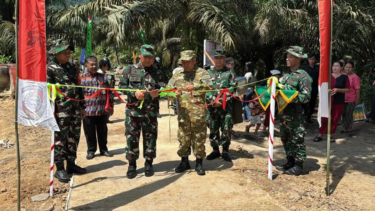 Wabup Juli Suryadi saat menghadiri upacara penutupan program TMMD ke-128 di Desa Sepang.