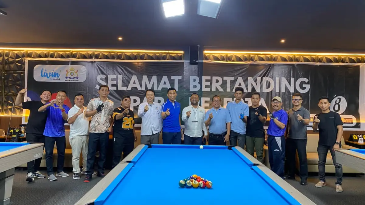 Kadin Kota Pontianak menggelar “Eight Ball Fun Tournament” di Happy Hour, Perdana Square, Pontianak, Sabtu (23/5), sebagai langkah mempererat jejaring bisnis sekaligus membangun ekosistem olahraga dan pembinaan atlet biliar di Kalimantan Barat. Kegiatan yang didukung Bank Mandiri tersebut mendapat apresiasi dari Ketua DPRD Kota Pontianak, Satarudin, yang menilai turnamen itu mampu menjadi ruang kolaborasi antar pelaku usaha sekaligus melahirkan atlet-atlet potensial daerah.