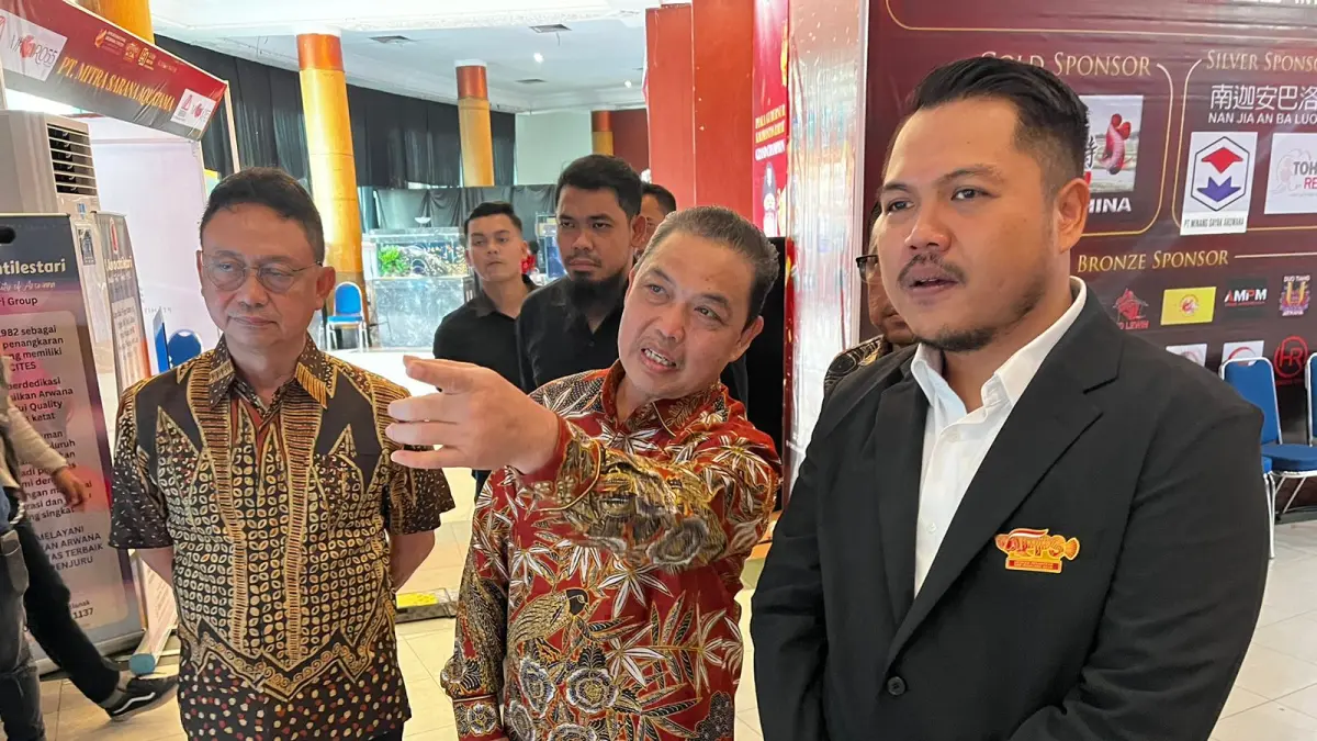 DUKUNG ARWANA KALBAR: Gubernur Kalimantan Barat Ria Norsan bersama Wali Kota Pontianak Edi Rusdi Kamtono dan Ketua Asosiasi Penangkar dan Pedagang Siluk Indonesia Eri Hikmatul Basyir menghadiri pembukaan APPS International Arowana Contest 2026 di Pontianak Convention Centre, Sabtu (24/5). Ajang tersebut memperkuat posisi arwana super red Kalbar di pasar internasional.
