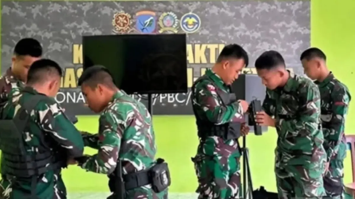 Personel Satuan Tugas Pengamanan Perbatasan (Satgas Pamtas) RI–Malaysia dari Batalyon Artileri Pertahanan Udara (Yonarhanud) 1/PBC/1 Kostrad berlatih pemanfaatan drone untuk menjaga wilayah perbatasan udara RI-Malaysia, di Entikong, Sabtu (23/5/2026). ANTARA/HO-Satgas Pamtas RI