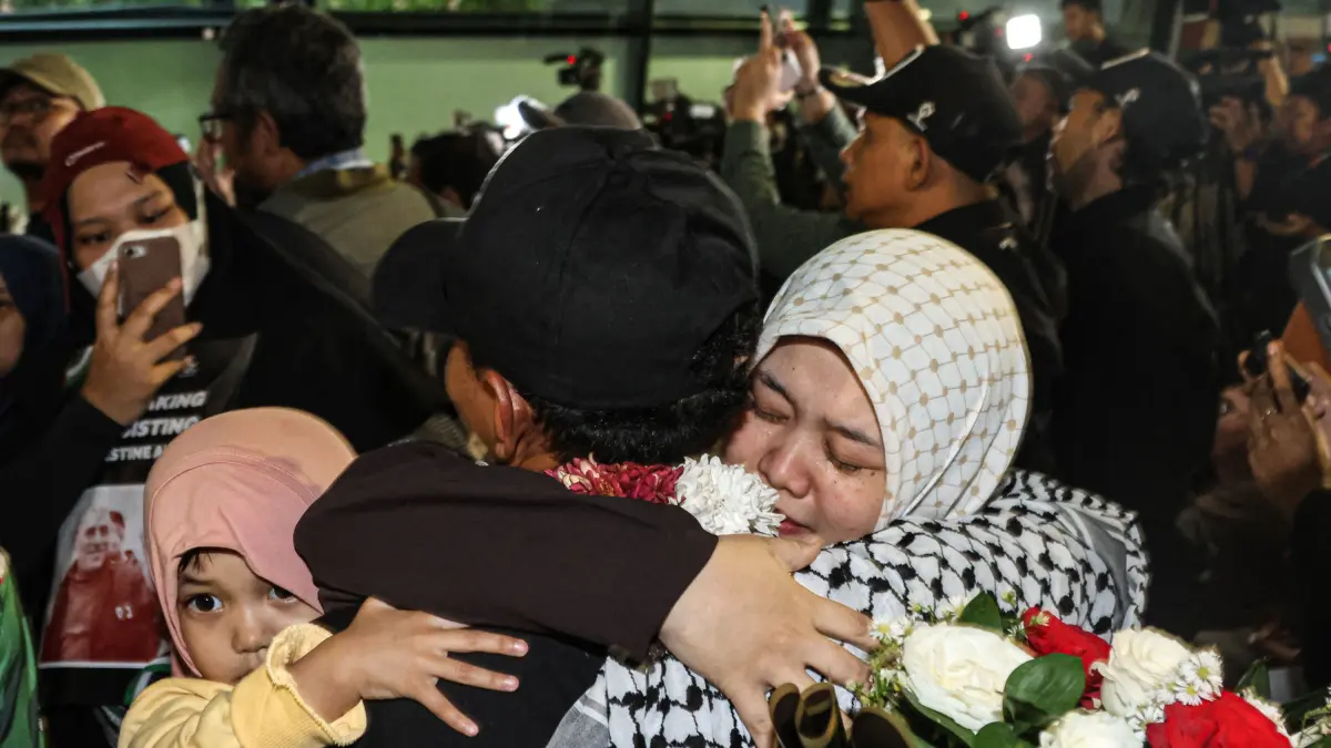 Sejumlah relawan bertemu dengan keluarganya saat mereka tiba di Terminal 3, Bandara Soekarno-Hatta, Tangerang, Minggu (24/05/2026). Sebanyak sembilan Warga Negara Indonesia (WNI) relawan Global Sumut Flotilla (GSF) yang sempat di tawan militer Israel kembali ke Indonesia dengan selamat. HANUNG HAMBARA/JAWA POS
