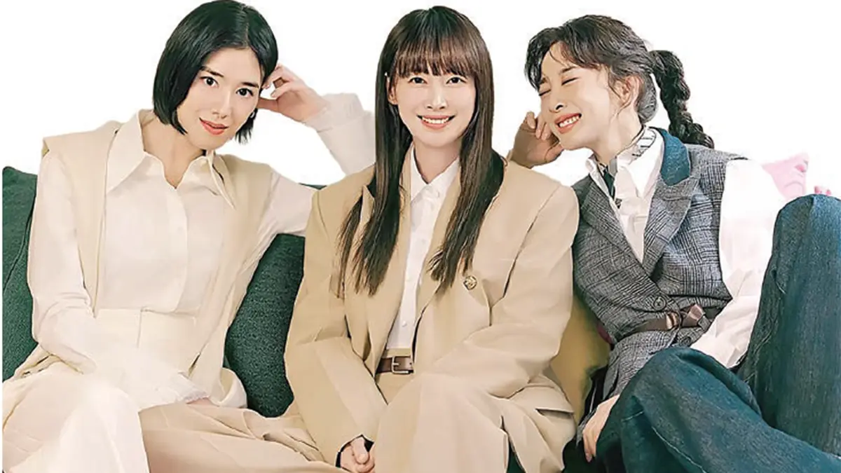 Dari kiri, Kang Shin-jae (Jung Eun-chae), Yoon Ra-young (Lee Na-young), dan Hwang Hyunjin (Lee Chung-ah), para pengacara firma Listen & Join yang fokus pada korban kekerasan seksual di Korea Selatan. (ENA)