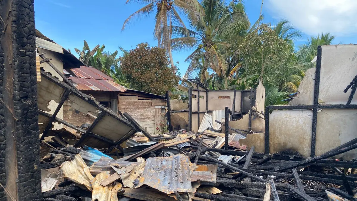 Kondisi rumah milik warga di Dusun Lembah Beringin, Kecamatan Nanga Mahap, Sekadau, yang mengalami kerusakan berat akibat kebakaran dini hari, Sabtu (23/5/2026). Api diduga berasal dari korsleting listrik dan sempat merambat ke dua rumah di sampingnya.