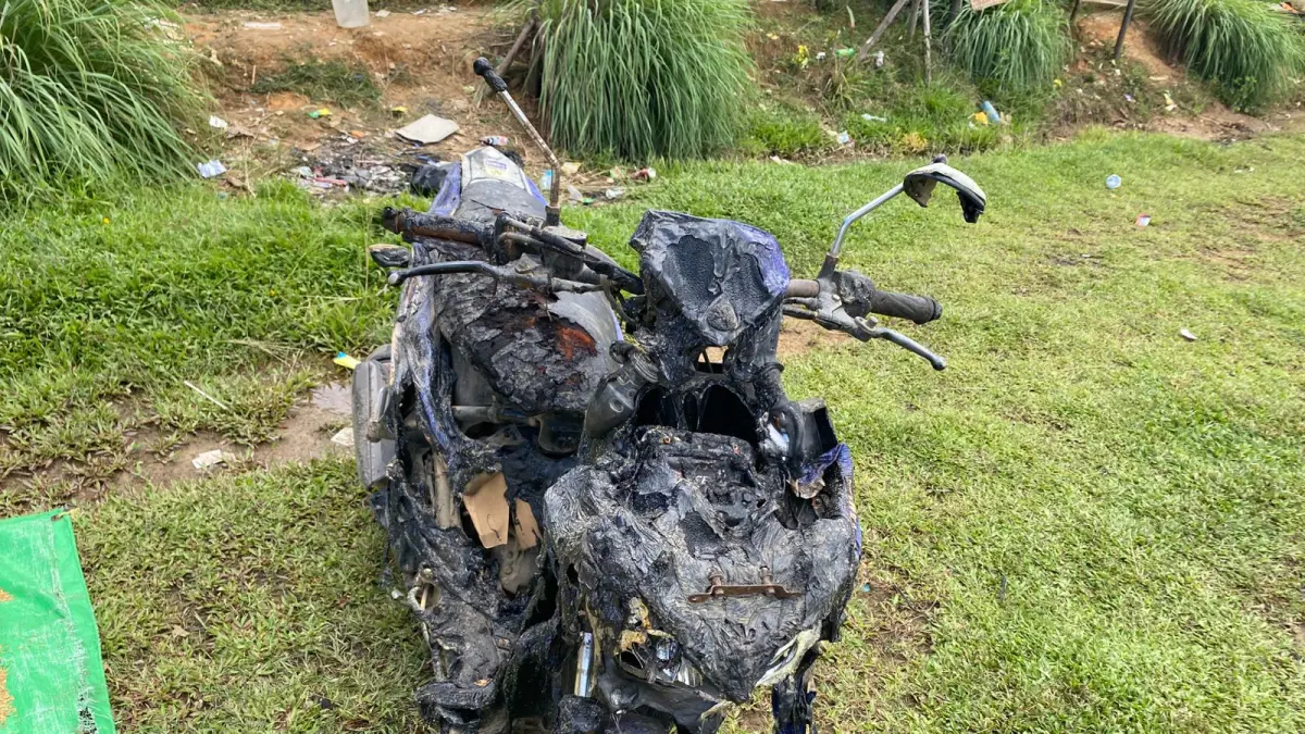Kondisi rumah milik warga di Dusun Lembah Beringin, Kecamatan Nanga Mahap, Sekadau, yang mengalami kerusakan berat akibat kebakaran dini hari, Sabtu (23/5/2026). Api diduga berasal dari korsleting listrik dan sempat merambat ke dua rumah di sampingnya.