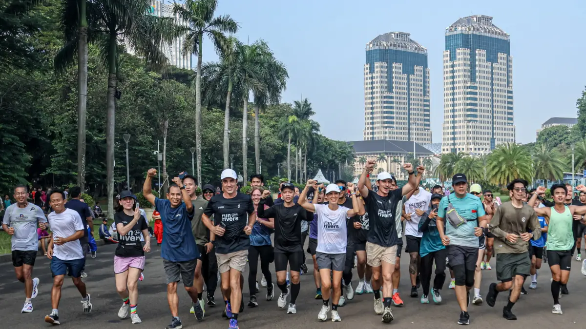 Gary Bencheghib, Kelly Bencheghib dan Sam Bencheghib (tengah) berlari untuk gerakan Run for Rivers sejauh 1.200 kilometer di Monas, Jakarta, Minggu (24/05/2026). Run for Rivers adalah ekspedisi lingkungan yang diinisiasi oleh Sungai Watch, berupa aksi lari lintas wilayah sejauh 1.200 kilometer dari Bali ke Jakarta. Gerakan ini fokus pada pengumpulan data sampah sungai, kampanye pengurangan plastik, dan aksi bersih-bersih bersama komunitas. HANUNG HAMBARA/JAWA POS