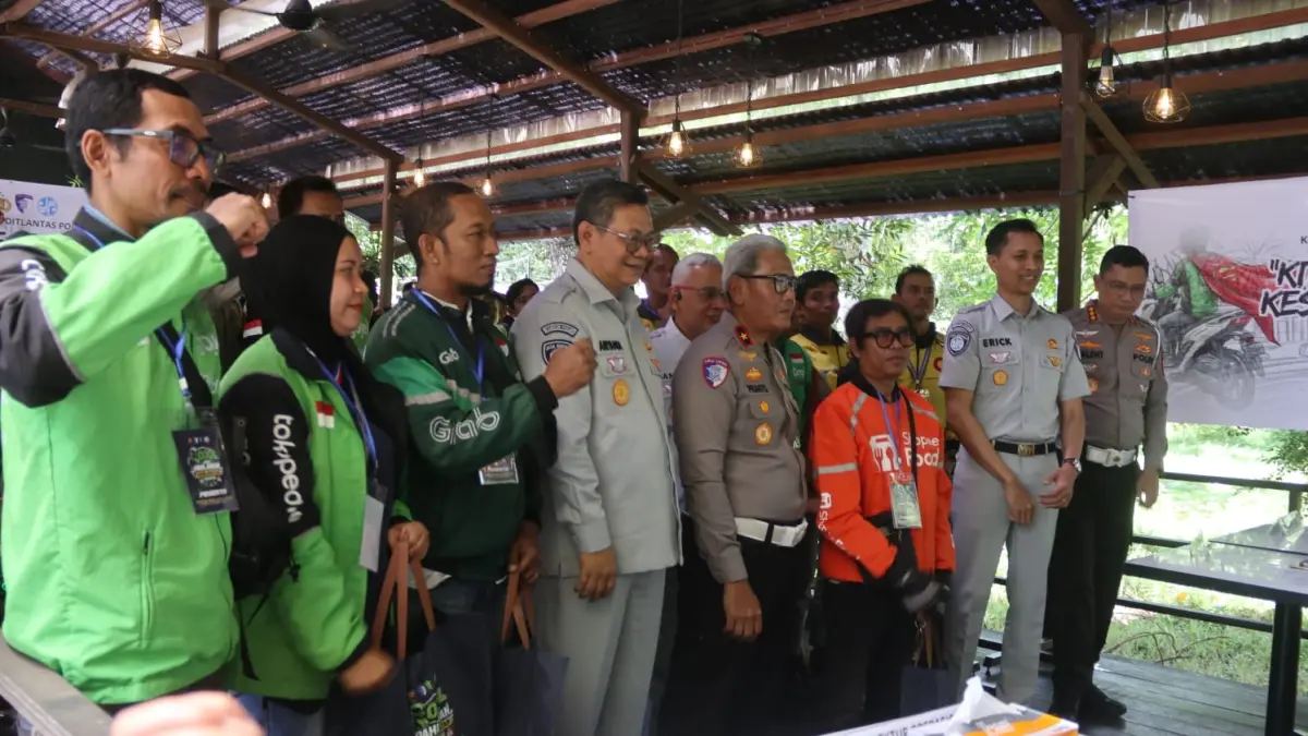 Kebersamaan jajaran Korlantas Polri, Ditlantas Polda Kalbar, dan komunitas ojek online usai kegiatan “Polantas Menyapa Ojol” di Pontianak, Minggu (24/5). Melalui tema “Kite Semue Pahlawan Keselamatan di Jalan”, kegiatan ini memperkuat sinergi dan budaya tertib berlalu lintas demi menekan angka kecelakaan di jalan raya.
