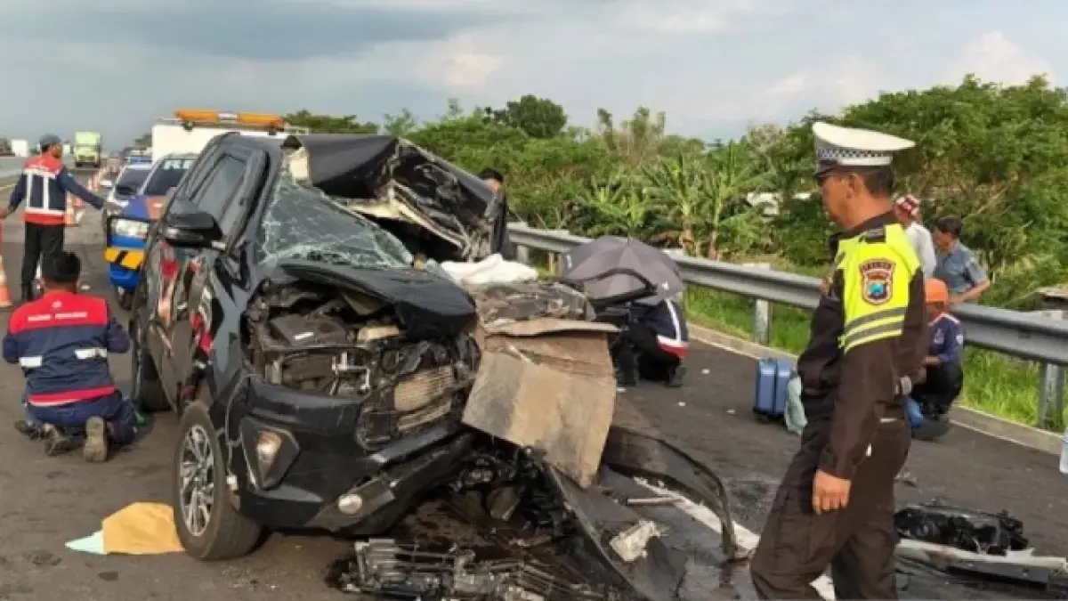 Satlantas Probolinggo Kota melakukan penanganan dan olah TKP usai kecelakaan di Tol Paspro, Sabtu (23/5/2026). ANTARA/HO-Satlantas Probolinggo Kota/am.