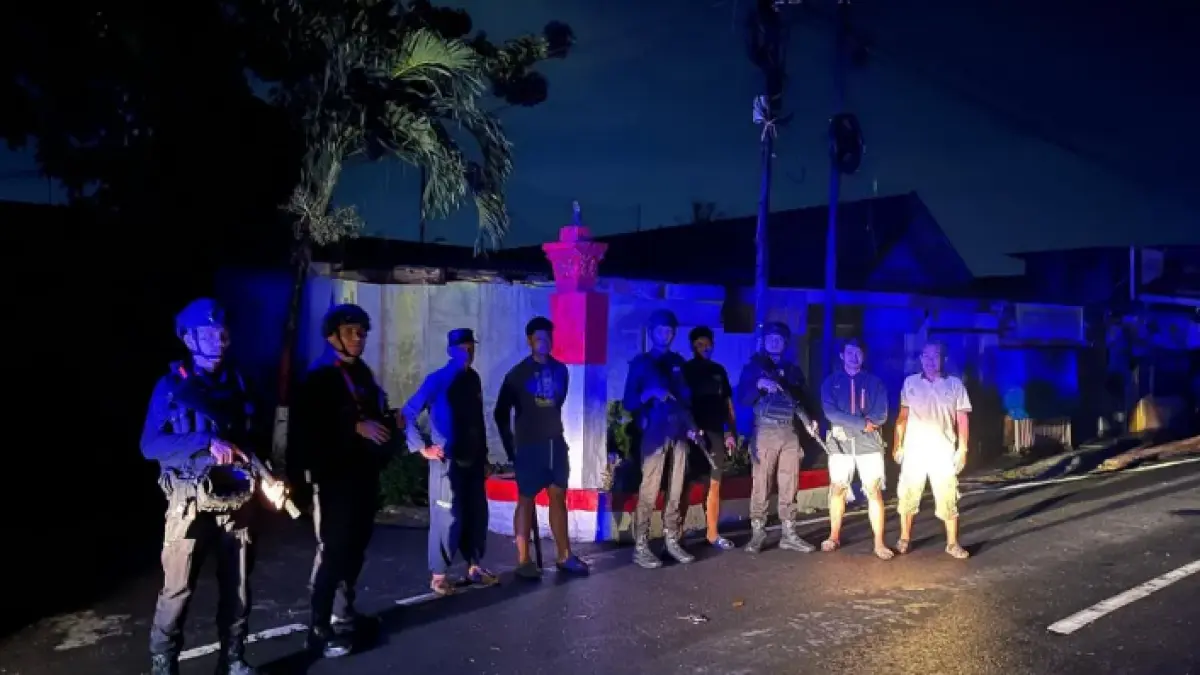 Sejumlah personel Satuan Brimob Kepolisian Daerah (Polda) Sumatera Utara melakukan patroli malam di Medan, Sumut. ANTARA/HO-Bidang Humas Polda Sumatera Utara.