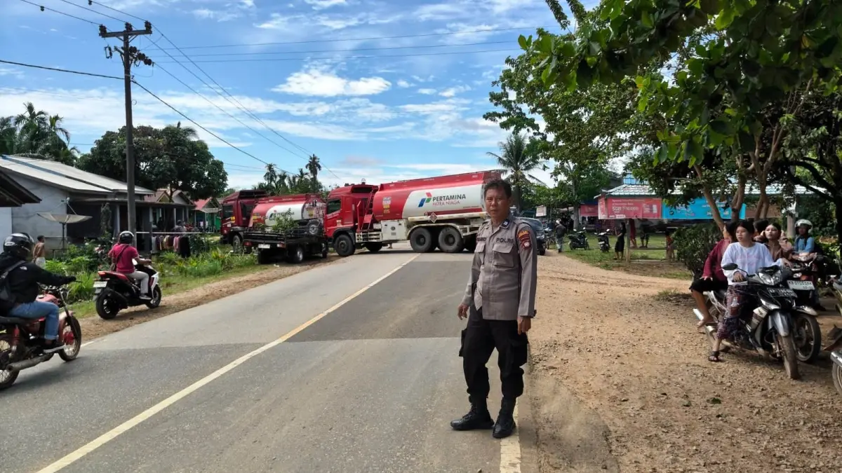 TABRAKAN: Petugas kepolisian melakukan olah tempat kejadian perkara kecelakaan antara mobil pikap dan truk tangki di Jalan Raya Batang Tarang–Tayan Hulu, Kabupaten Sanggau, Sabtu (23/5). Insiden tersebut mengakibatkan satu penumpang meninggal dunia. 