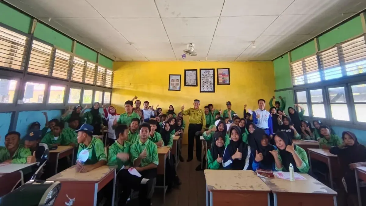 Astra Motor Kalbar bersama pelajar Sungai Kakap usai edukasi safety riding dan kampanye #Cari_Aman di sekolah.