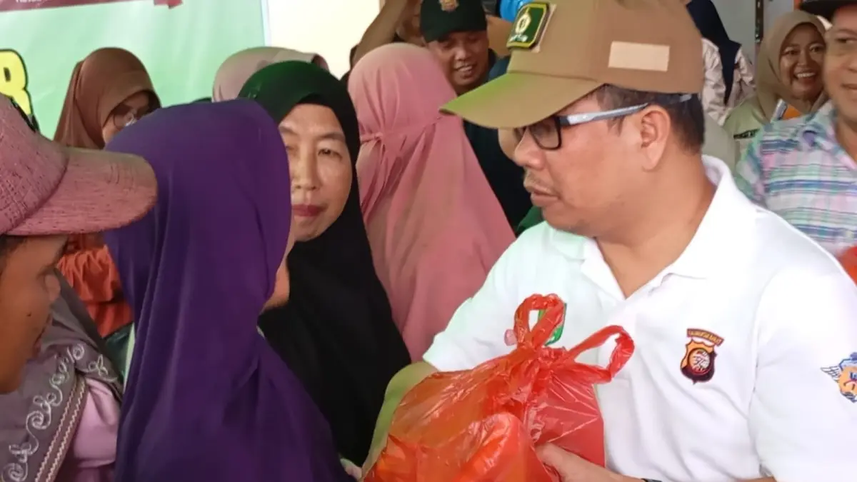 Bupati Sambas saat hadiri langsung kegiatan pasar murah. (ISTIMEWA)
