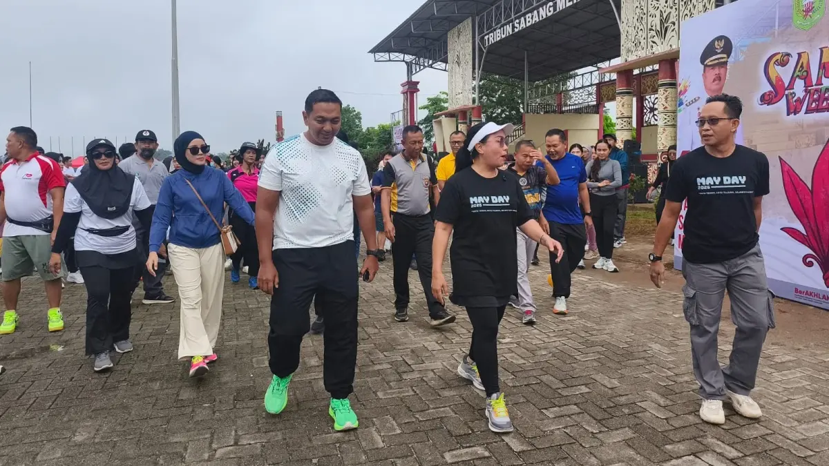 Dandim 1204/Sanggau, Letkol Inf Nurrachman Gindha Dradhizya, menghadiri kegiatan Samer Weekend dalam rangka peringatan May Day di kawasan Sabang Merah, Sabtu (23/5). (AGUNG RAJALI SAPUTRA/PONTIANAK POST)