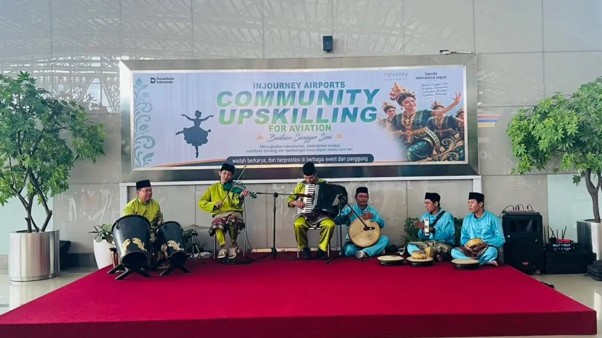 GM Bandara Internasional Supadio, Maya Damayanti menyerahkan bantuan secara simbolis kepada sanggar tari dalam Program InJourney Airport Community Upskilling for Aviation Tahun 2026 di Bandara Supadio, Senin (25/5). (ISTIMEWA)
