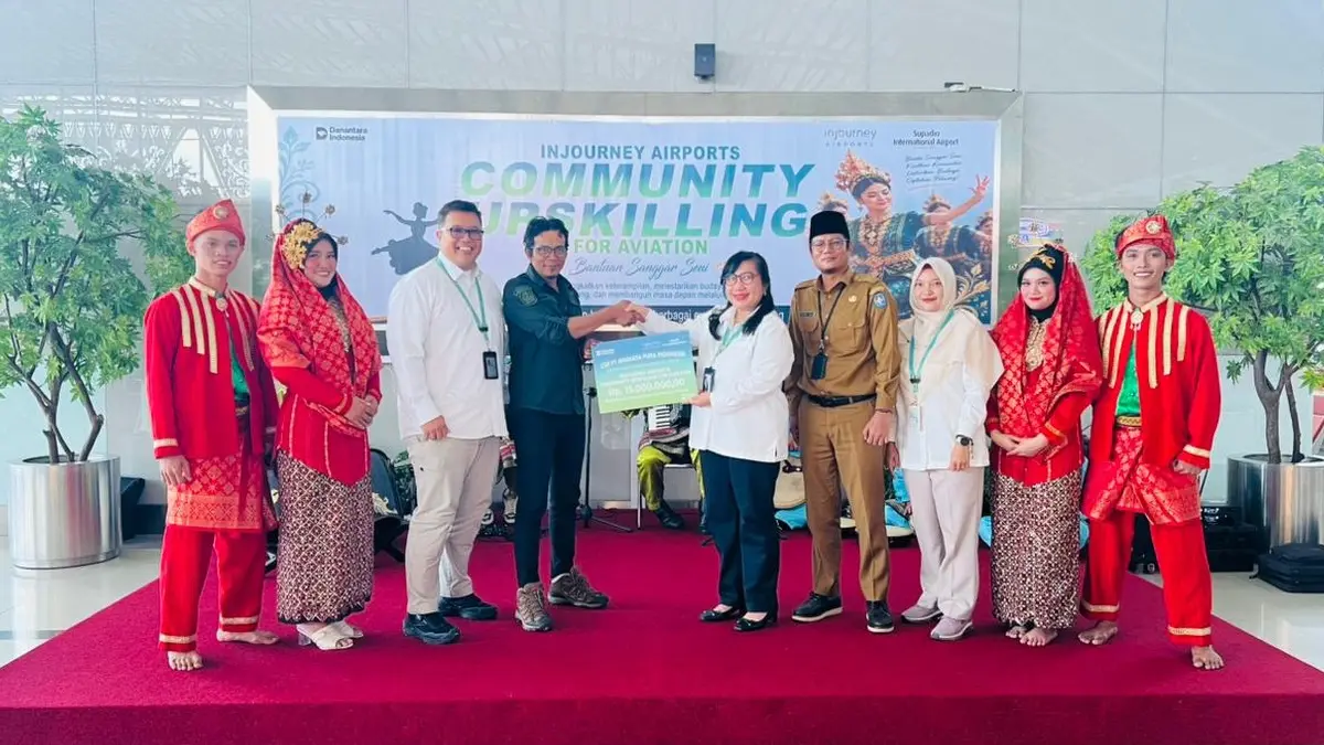 GM Bandara Internasional Supadio, Maya Damayanti menyerahkan bantuan secara simbolis kepada sanggar tari dalam Program InJourney Airport Community Upskilling for Aviation Tahun 2026 di Bandara Supadio, Senin (25/5). (ISTIMEWA)
