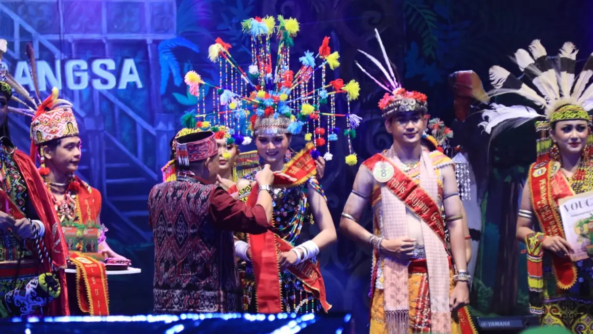 Grand Final Bujang Dara Gawai ke-40 Kalimantan Barat di Rumah Radakng, Sabtu malam (23/5/2026). (ADPIM PEMPROV KALBAR)