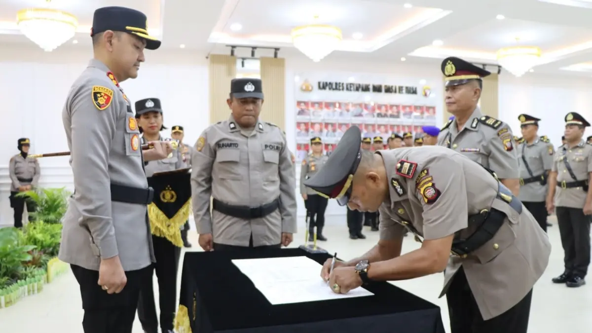 Kapolres Ketapang, AKBP M. Harris, memimpin serah terima jabatan sejumlah pejabat di lingkungan Polres Ketapang, Sabtu (23/5).