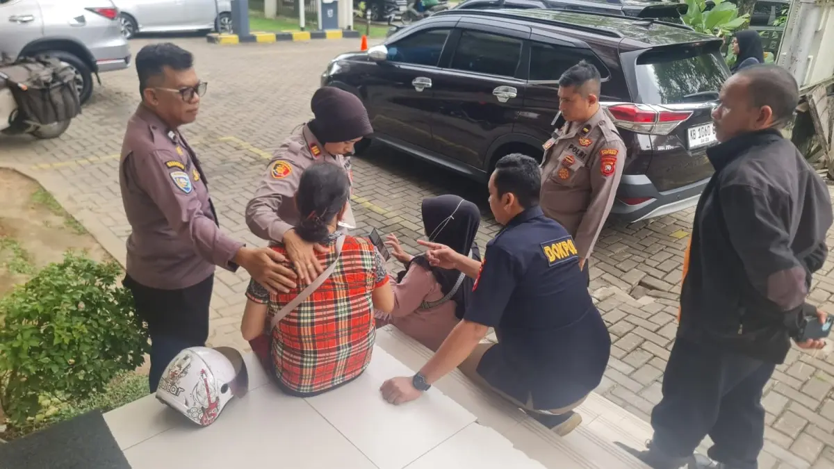 Keluarga korban tenggelam mendatangi Polsek Pontianak Selatan pada Senin (25/5). (ISTIMEWA)