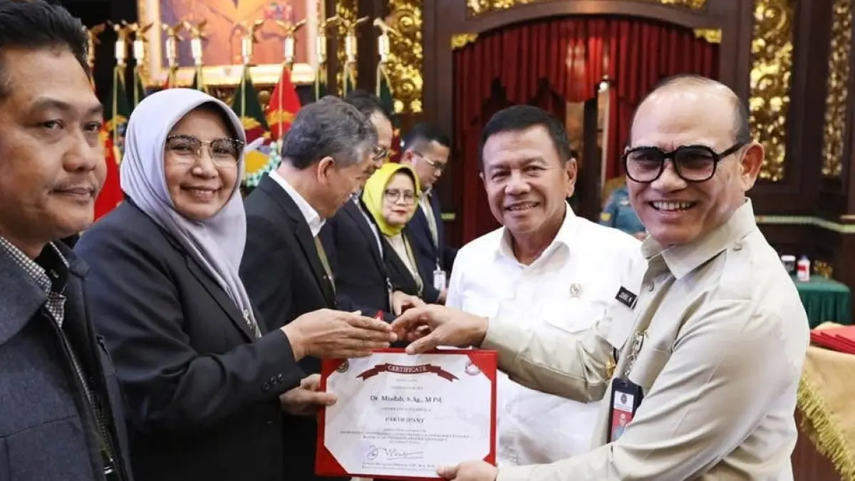Menerima Sertifikat dari Rektor UNHAN RI. Bapak Letnan Jenderal TNI Jonni Mahroza, Ph.D, Pada Kegiatan Excecutive Cource Geopilitics, Geostrategy, Geoeconomics & Statecraft.  Cohort- 7 oleh UNHAN RI, dilaksanakan di Kemenhan RI, tahun 2024.