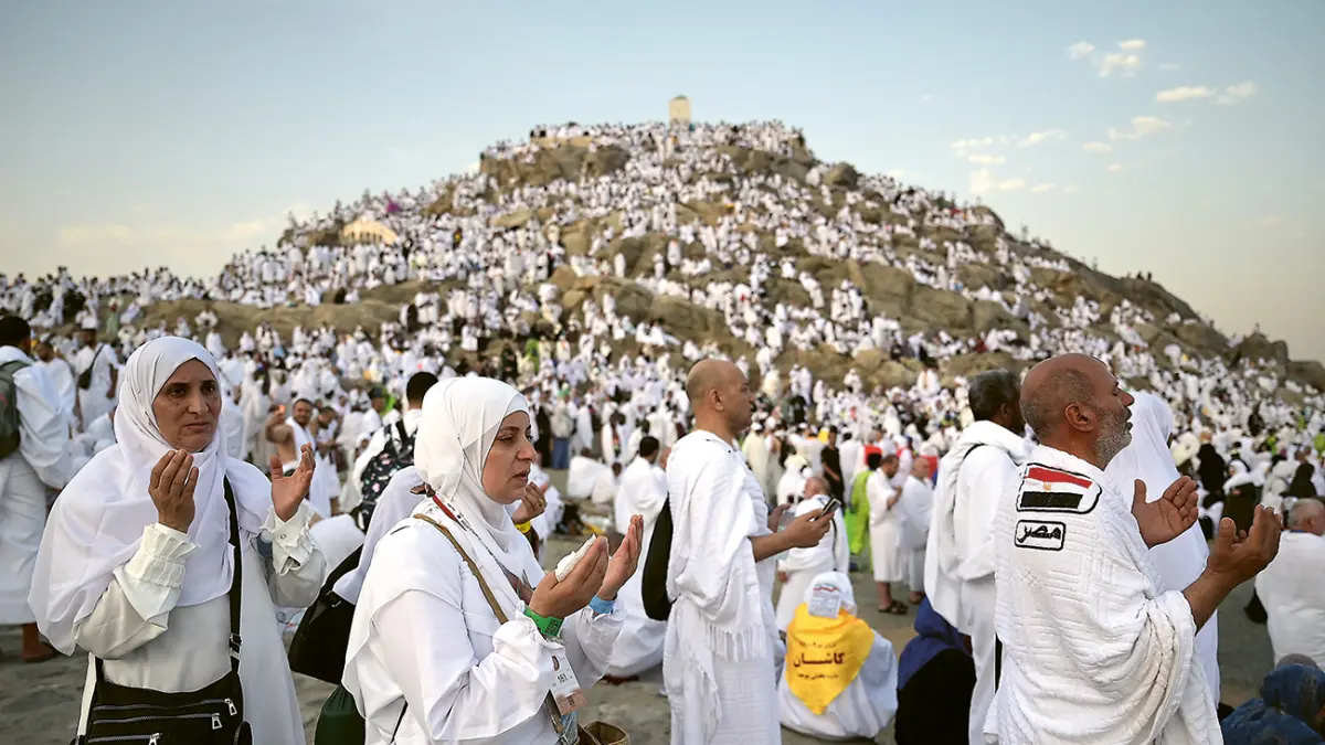 MOMEN KONTEMPLASI: Umat Islam dari berbagai negara berdoa menjelang pelaksanaan wukuf di Jabal Rahmah, Arafah, Makkah, Sabtu (15/6). (DOK JAWA POS) 