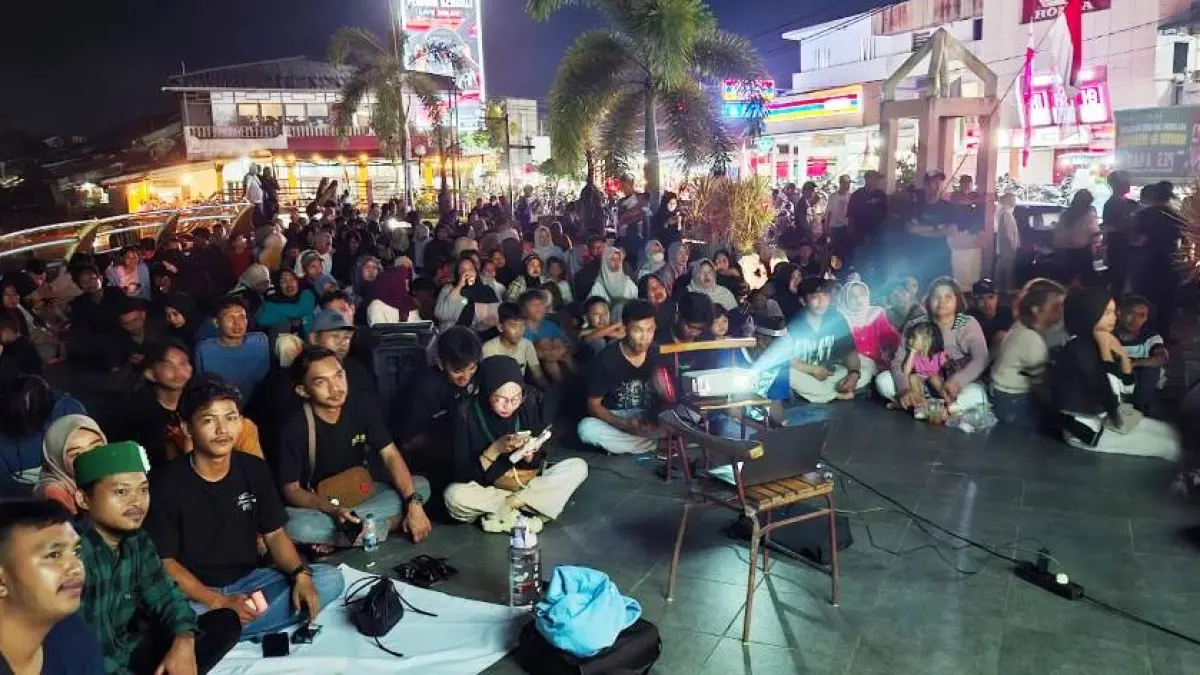 Para peserta nobar film pesta babi di Taman Water Front Mempawah (ISTIMEWA)