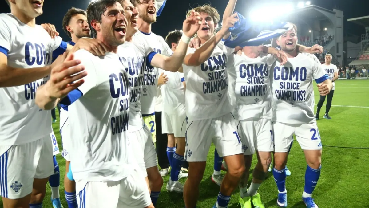 Pemain Como merayakan keberhasilan lolos ke Liga Champions pertama sepanjang sejarah klub. (gazetta)