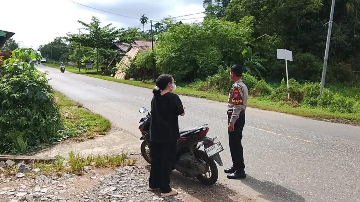 Personel Polres Sekadau memintai keterangan korban pelemparan orang tidak dikenal di ruans Jalan KM 4 Sekadau pada Senin (25/5). (POLRES SEKADAU)