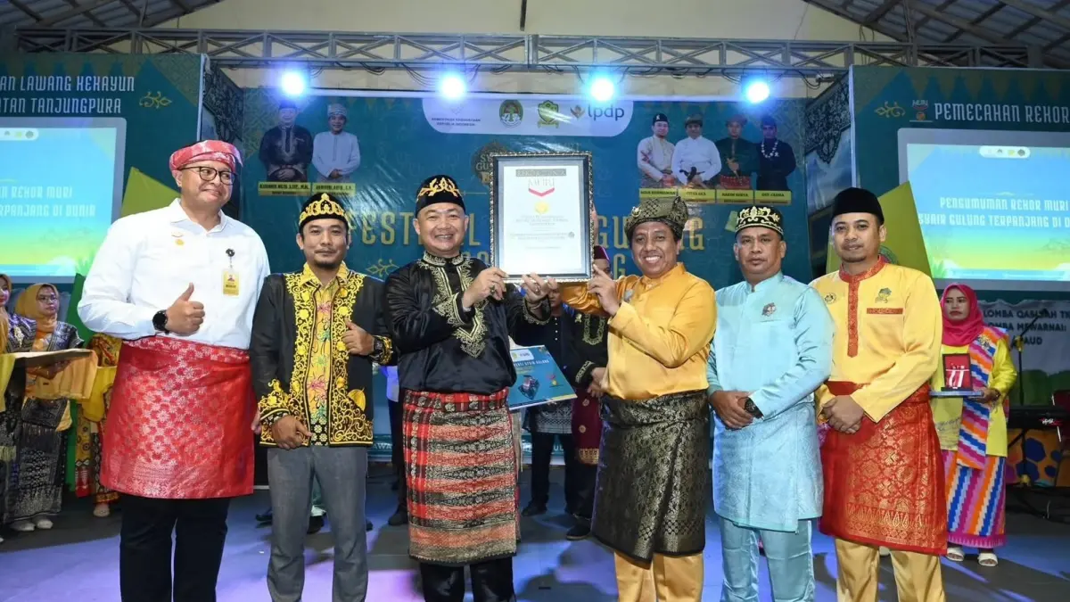  Perwakilan Perkumpulan Lawang Kekayun Negeri Matan Tanjungpura menyerahkan piagam rekor MURI kepada Bupati Ketapang, Alexander Wilyo, Sabtu (23/5).
