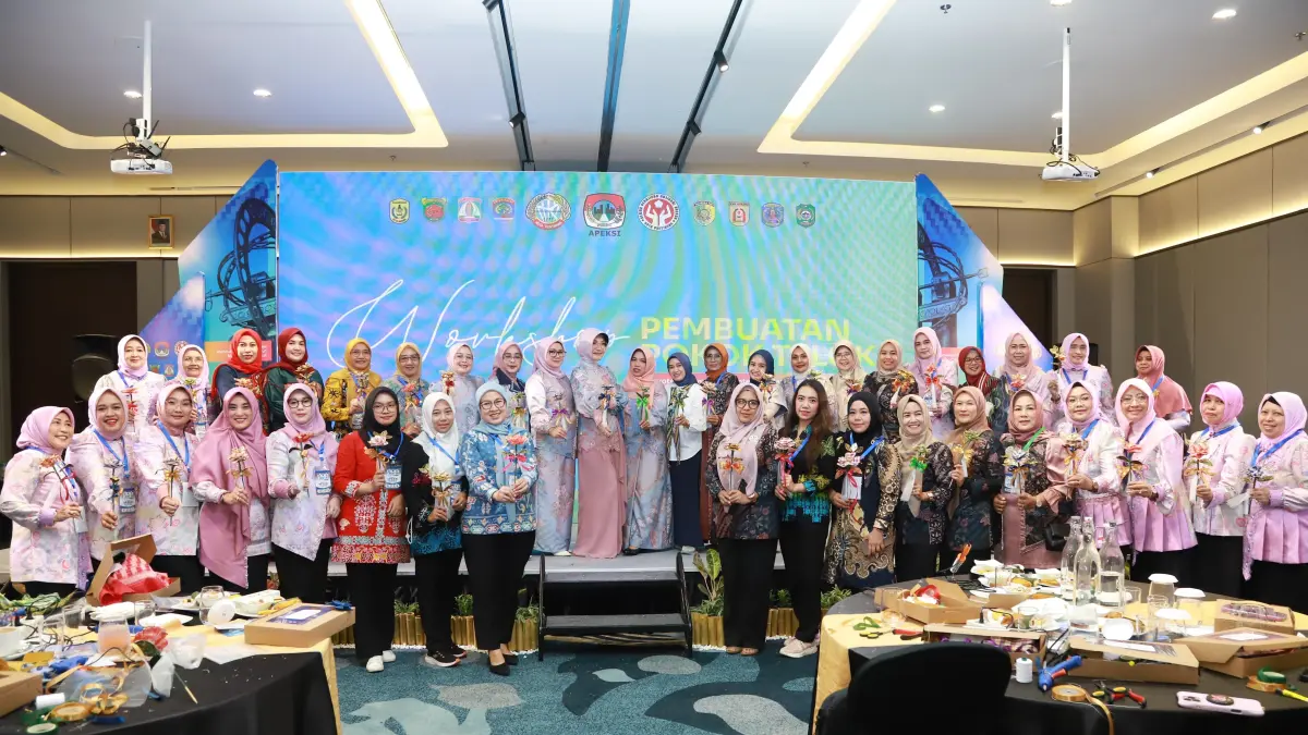 Peserta Ladies Program Komwil V APEKSI Regional Kalimantan mengikuti workshop membuat pokok telok di Hotel Novotel Pontianak, Sabtu (23/5). Kegiatan tersebut menjadi ajang pelestarian budaya sekaligus penguatan ekonomi kreatif perempuan. (ISTIMEWA)