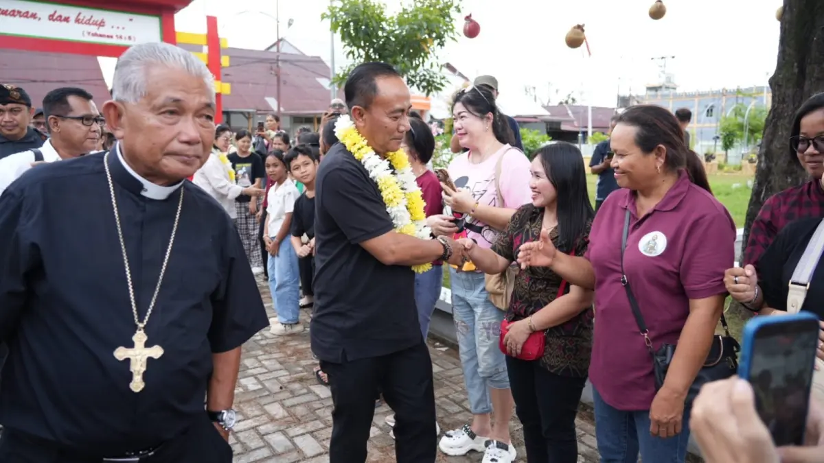 Wakil Gubernur Kalimantan Barat, Krisantus Kurniawan menyalami masyarakat saat berkunjung ke Paroki Pemangkat, Kabupaten Sambas, Minggu (24/5). Kehadiran Wagub disambut Uskup Keuskupan Sintang, Agustinus Agus, pastor paroki, serta umat Katolik Paroki Pemangkat. (BIRO ADPIM PEMPROV KALBAR)