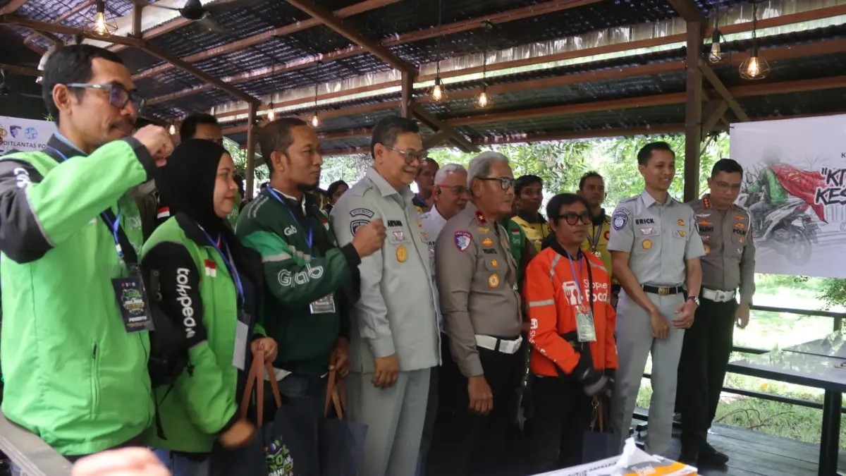 Polri bersama Ditlantas Polda Kalbar menggandeng pengemudi ojek online untuk memperkuat keselamatan berlalu lintas. (ISTIMEWA)
