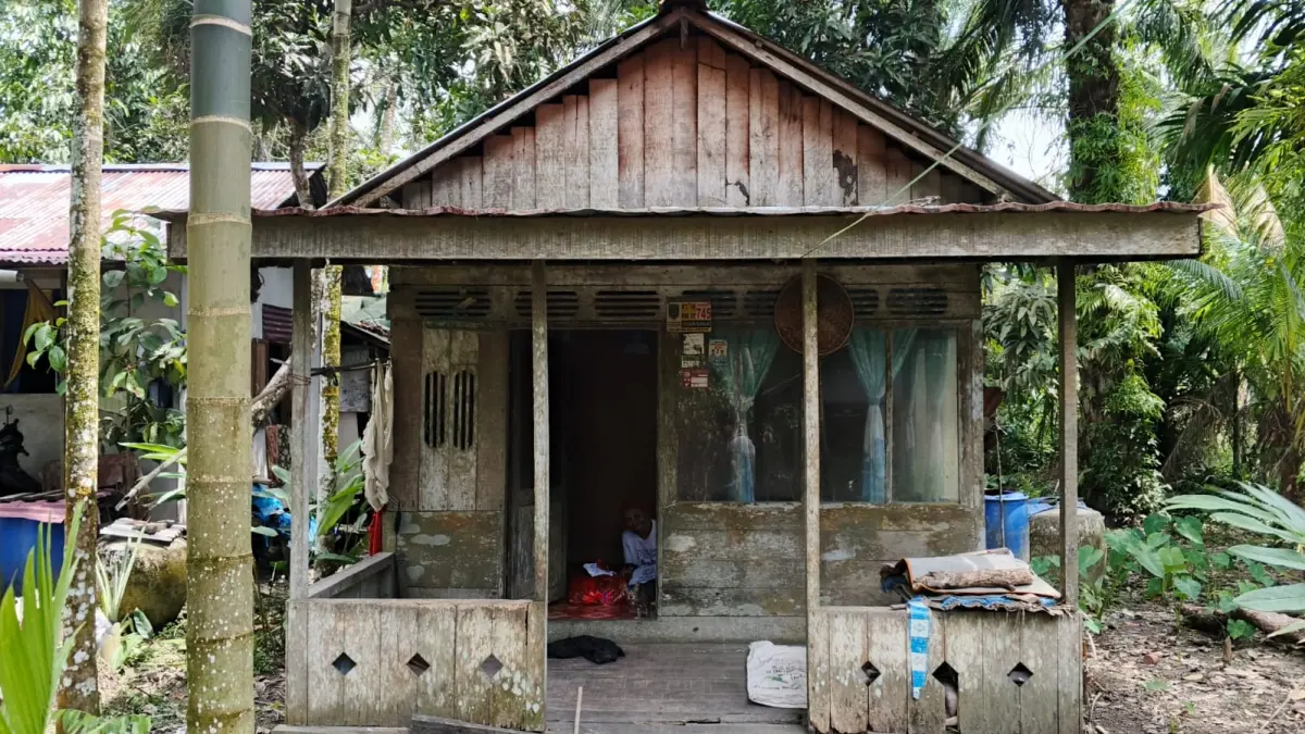 Rumah sederhana itu pernah ditemani cahaya yang redup. Kini, lewat Light Up The Dream, harapan baru mulai menyala di kediaman Ibu Mastur.