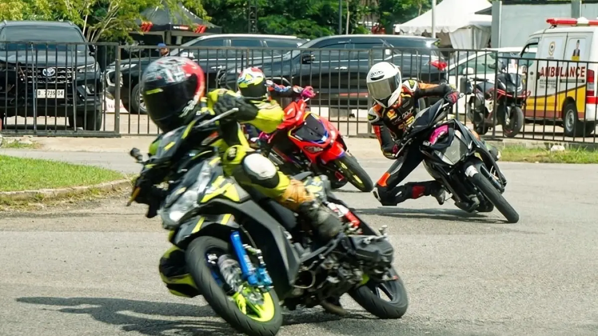 Sejumlah peserta mengikuti Kejuaraan Provinsi Balap Motor Piala Ketua DPRD dan Ketua IMI Kota Pontianak di Stadion Sultan Syarif Abdurahman. (HARYADI/PONTIANAKPOST)