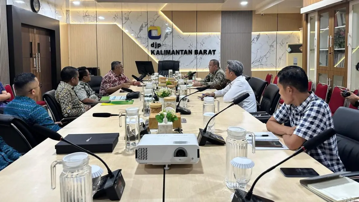 Suasana diskusi antara jajaran BPJS Ketenagakerjaan dan DJP Kalbar yang menyepakati kepatuhan perusahaan dalam program jaminan perlindungan sosial (Istimewa)