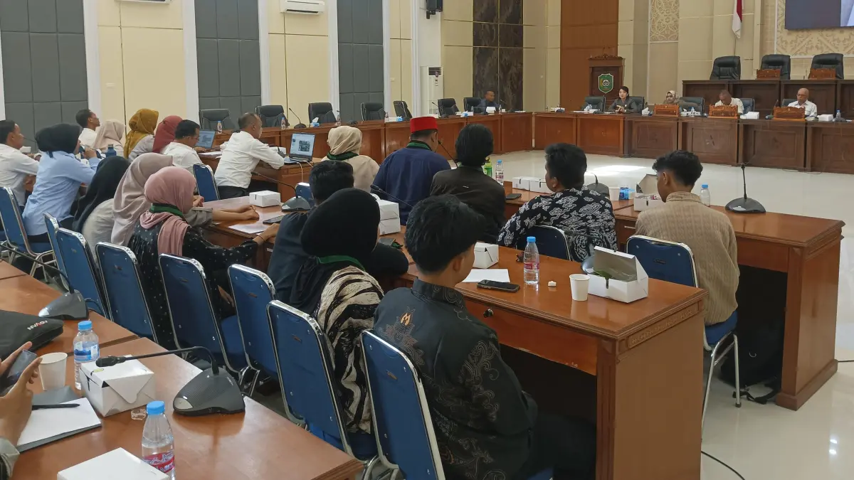 Suasana rapat dengar pendapat (hearing) tentang dampak IPAL dapur SPPG terhadap warga dan evaluasi penyaluran program makan bergizi gratis (MBG) di ruang utama DPRD Singkawang.