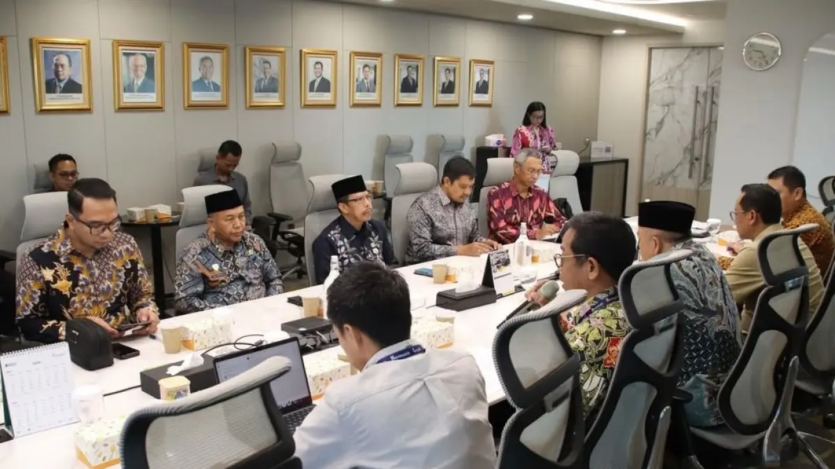 Wabup Juli Suryadi saat melaksanakan kunjungan ke Kantor PT Antam di Jakarta. (ISTIMEWA)