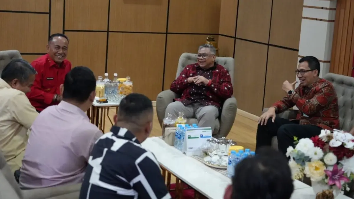 Wakil Gubernur Kalimantan Barat Krisantus Kurniawan saat berdialog dengan Dewan Pengawas BPJS Ketenagakerjaan, Swartoko, beserta jajaran terkait dengan capaian target Universal Coverage Jamsostek (Adpim Pemprov Kalbar)