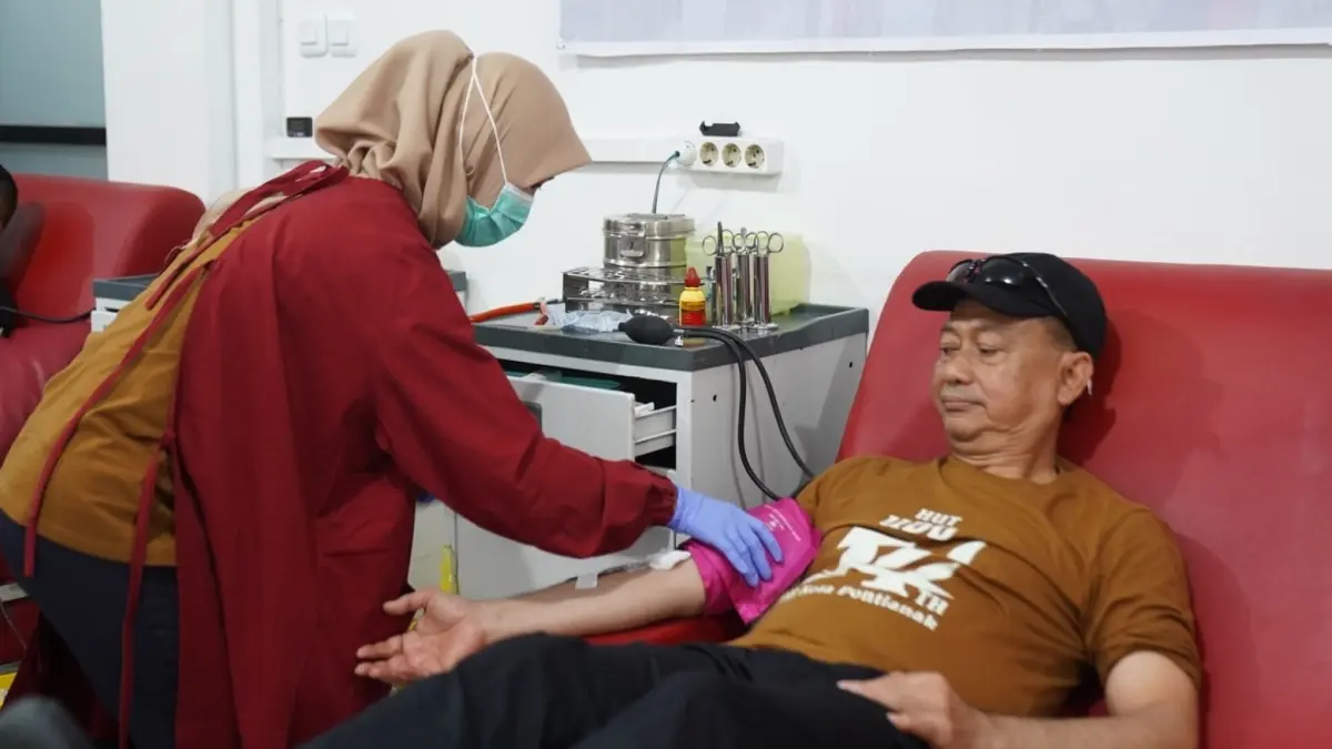 Wali Kota Pontianak Edi Rusdi Kamtono saat mendonorkan darahnya di HUT ke-54 PMI Kota Pontianak. (ISTIMEWA)