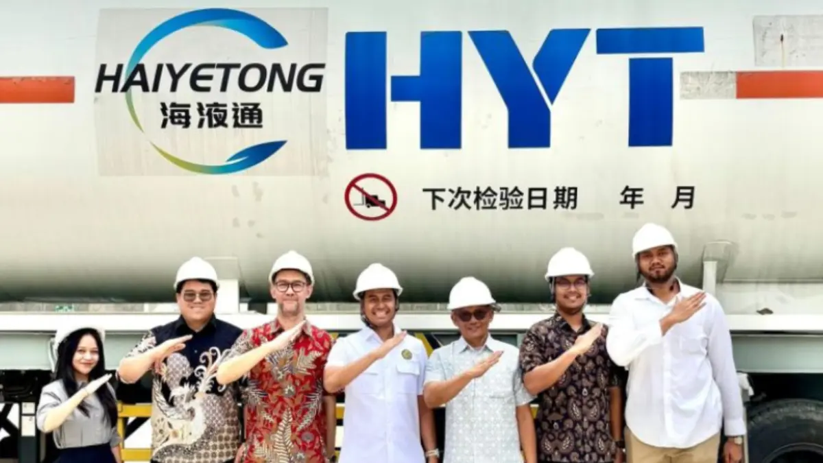 Tenaga Ahli Menteri ESDM Bidang Komersialisasi dan Transportasi Minyak dan Gas Bumi Satya Hangga Yudha Widya Putra (empat dari kiri) melakukan kunjungan ke anak usaha PT Solusi Prakarsa Metana (SPM), Elenji di Jakarta, Senin (25/5/). (ANTARA/HO-Tim Media Tenaga Ahli Menteri ESDM)