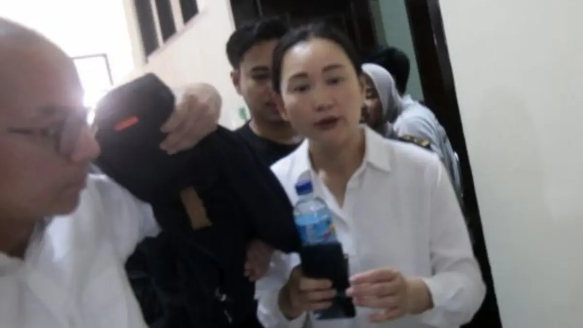 Terdakwa korupsi kerja sama operasional pemanfaatan lahan pemda untuk pembangunan dan pengelolaan LCC, Isabel Tanihaha dalam jabatan Direktur PT Bliss Pembangunan Sejahtera berjalan keluar ruangan usai mengikuti sidang tuntutan di Pengadilan Tipikor pada Pengadilan Negeri Mataram, NTB, Senin (22/9/2025). (ANTARA/Dhimas B.P.)