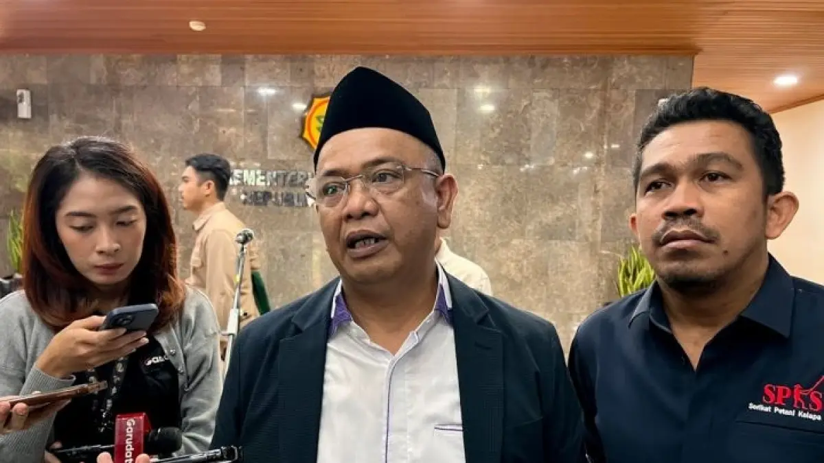 Ketua Umum Asosiasi Petani Kelapa Sawit Indonesia (Apkasindo) Gulat Manurung (tengah) memberi keterangan kepada awak media usai rapat koordinasi bersama Wakil Menteri Pertanian Sudaryono mengenai turunya harga tandan buah segar (TBS) kelapa sawit di Jakarta, Selasa (26/5/2026). ANTARA/Harianto