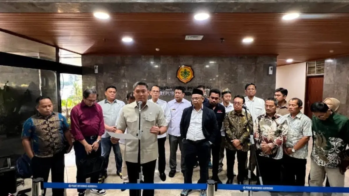 Wakil Menteri Pertanian (Wamentan) Sudaryono (tengah) bersama petani, pelaku usaha, dan pemangku kepentingan memberi keterangan kepada awak media usai rapat koordinasi mengenai turunya harga tandan buah segar (TBS) kelapa sawit di Jakarta, Selasa (26/5/2026). ANTARA/Harianto