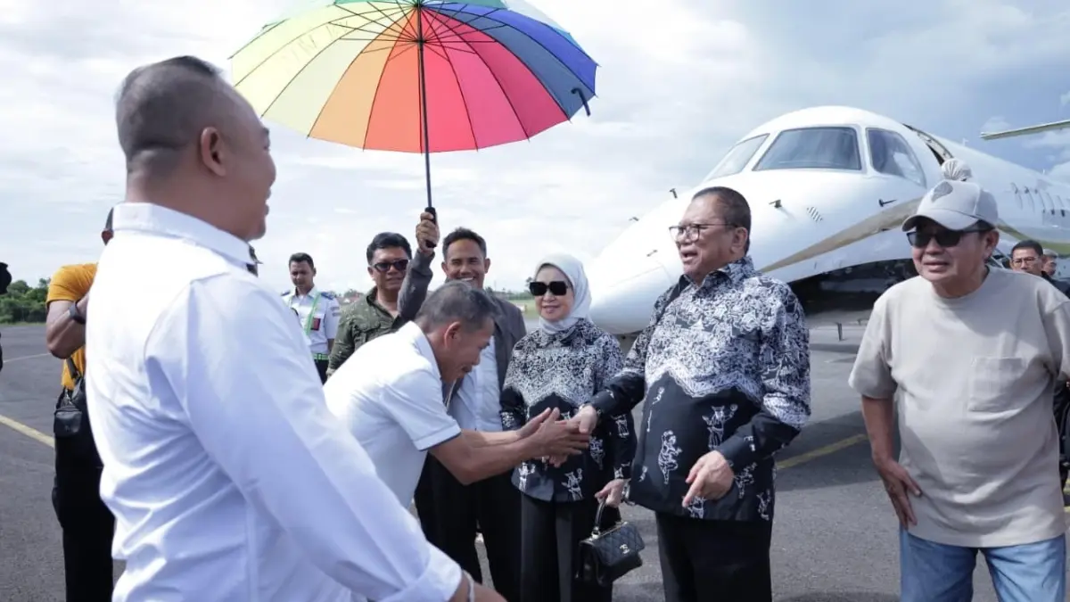 Bupati dan Wabup Ketapang Alexander Wilyo, dan Jamhuri Amir, menyambut kedatangan OSO di Bandara Rahadi Osman Ketapang, Minggu (24/5). (ISTIMEWA)