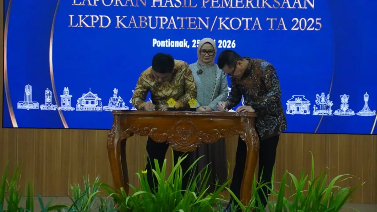 Bupati Kayong Utara Romi Wijaya di dampingi Ketua DPRD Kayong Utara  H. Surya Aditya Penyerahan Laporan Hasil Pemeriksaan (LHP) atas Laporan Keuangan Pemerintah Daerah (LKPD) Tahun Anggaran 2025. (PROKOPIM KKU)
