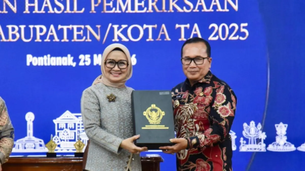Bupati Kubu Raya, Sujiwo menerima Laporan Hasil Pemeriksaan (LHP) LKPD Tahun Anggaran 2025 dari BPK RI Perwakilan Kalbar dengan opini WTP, Senin (25/5) . Predikat tersebut menjadi WTP ke-12 berturut-turut bagi Kubu Raya. (Prokopim Kubu Raya)