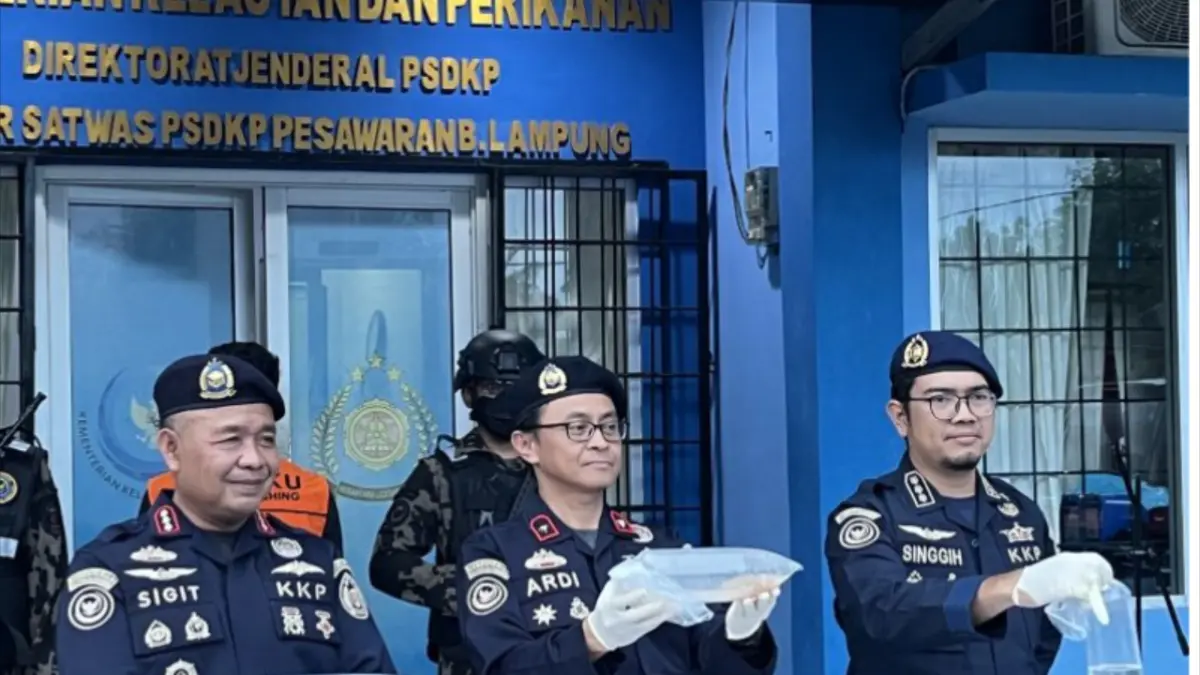 Direktur Pengawasan Sumber Daya Perikanan Ditjen PSDKP KKP Ardiansyah, dan jajarannya saat menggelar konferensi pers di Satwas PSDKP Pesawaran. (ANTARA/Riadi Gunawan)